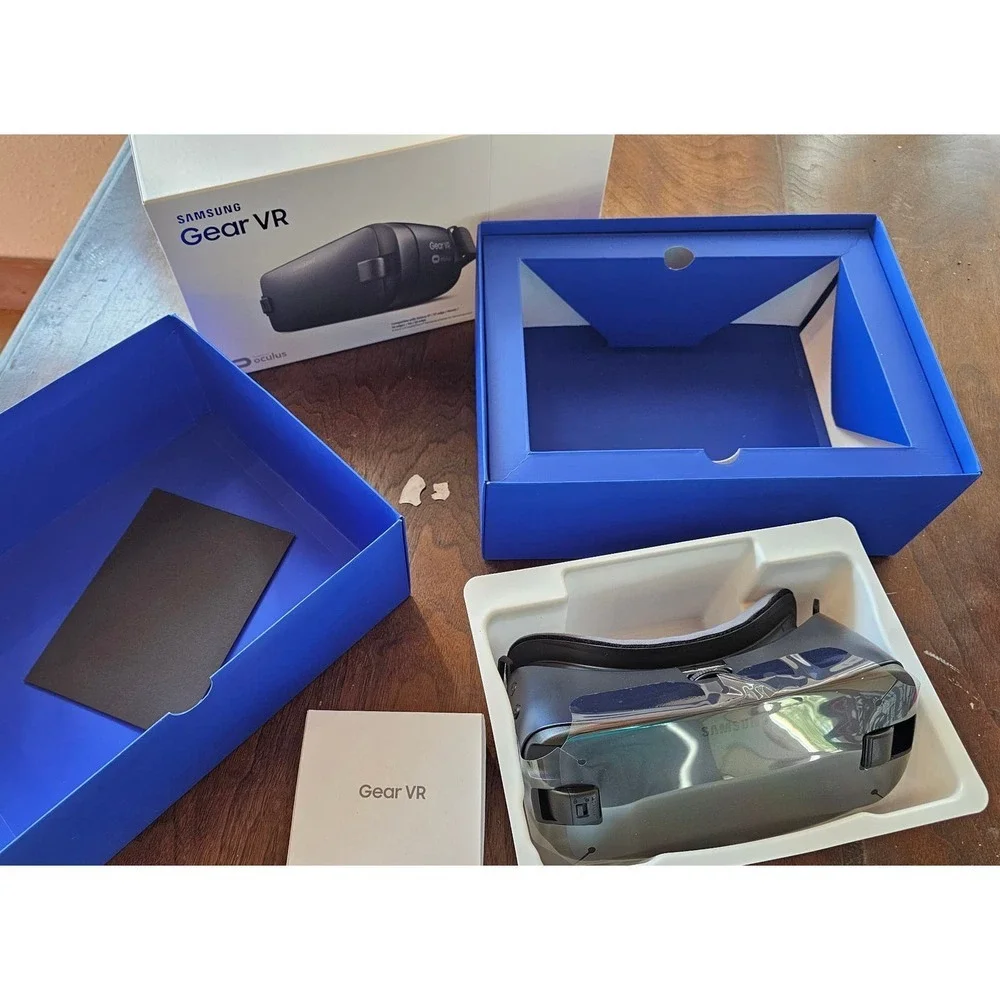 Open box new Samsung Gear VR Powered by Oculus SM-R323NBKAXAR Virtual Reality
